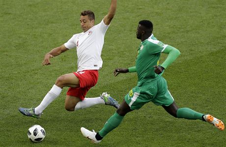 Thiago Cionek z Polska v souboji se Senegalcem Ismailou Sarrem.