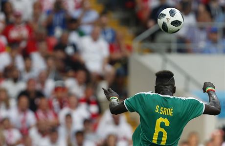 Senegalec Salif Sané hlavikuje.