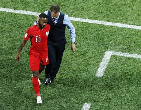 Gareth Southgate děkuje  Raheemu Sterlingovi za výkon v utkání MS s Tuniskem