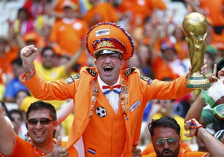 Nizozemský fanouek symbolicky drí maketu trofeje pro vítze.