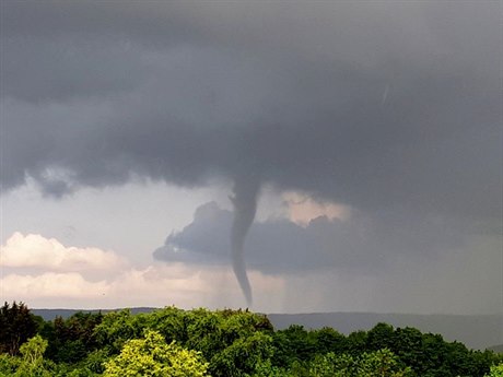 Neobvyklý úkaz na Píbramsku. Není jasné, zda se jednalo o tornádo i trombu.