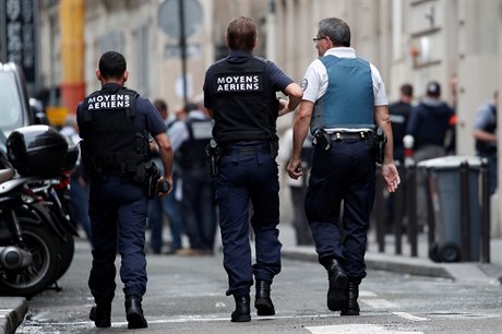 Francouztí policisté zasahují v Paíi, kde mu zajal ti osoby.