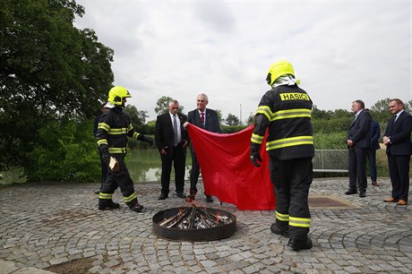 Zeman pipravil happening, kde za asistence hasi nechal spálit ervené...