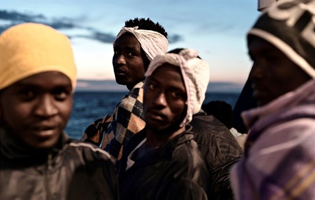 Přes šest stovek migrantů, které před týdnem nalodili u libyjských břehů...
