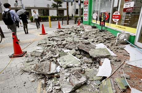 Zbytky ponieného zdiva po zemtesení v Osace.
