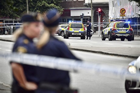 Policejní sloky steí okolí místa, kde dolo ke stelb v centru Malmö.