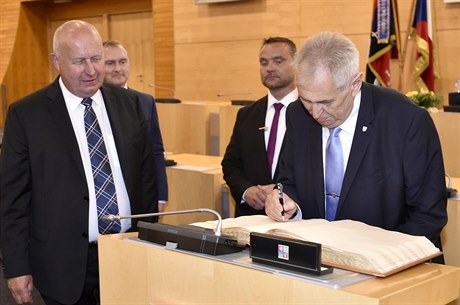 Prezident R Milo Zeman se zapsal do pamtní knihy na krajském úad v Ústí...