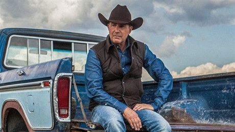 Kevin Costner jako zásadový John Dutton. Seriál Yellowstone (2018) Režie:...