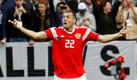 Arťom Dzjuba se raduje z gólu na 3:0.