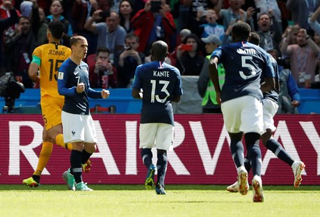 Antoine Griezmann (vlevo v modrém) právě proměnil penaltu v zápase s Austrálií.