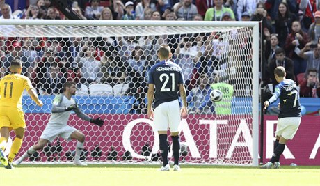 Francouzský útočník Antoine Griezmann střílí z penalty úvodní gól zápasu s...