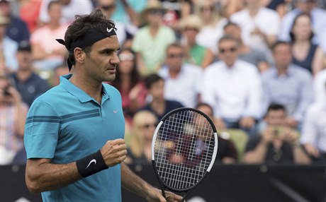 Roger Federer slaví postup do finále travnatého turnaje ve Stuttgartu.
