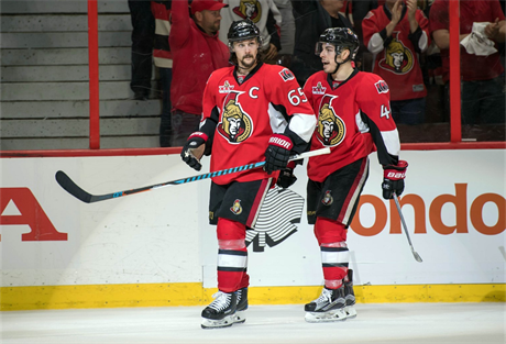 Erik Karlsson (vlevo) z Ottawy patří k nejlepším obráncům současné NHL.