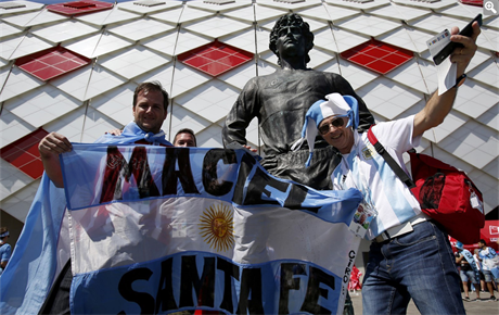 Argentintí fanouci ped zápasem s Islandem.