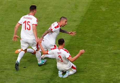 Aleksandar Kolarov slaví první gól Srbů na turnaji se spoluhráči Duško Tošičem...