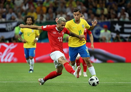 výcar Valon Behrami  v souboji Brazilcem Philippem Coutinhem.