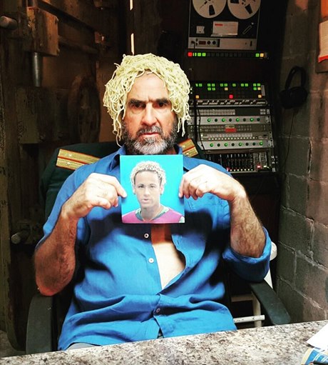 Eric Cantona se špagetami na hlavě a s fotografií Neymara