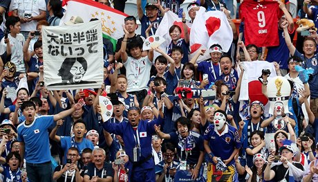 Japontí fanouci po zápase uklidili na tribunách.