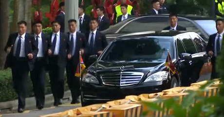 Bodyguardi Kim ong-una kolem limuzíny.