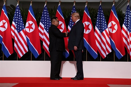 První setkání. Kim Čong-un a Donald Trump.