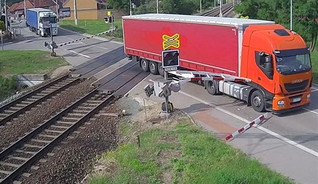 Policisté pátrají po kamionu oranové barvy se zahraniní registraní znakou,...