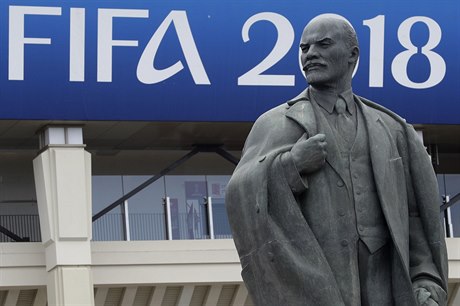 Mistrovství svta ve fotbale v Rusku. Nápis FIFA 2018 zakrývá hlava...