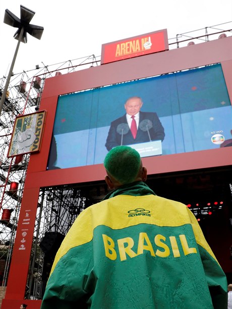 Brazilský fanouek naslouchá slovm prezidenta Putina bhem zahajovacího...