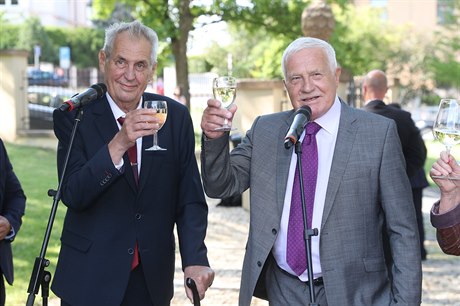 Exprezident Václav Klaus si na oslav svých 77. narozenin pipil se souasným...