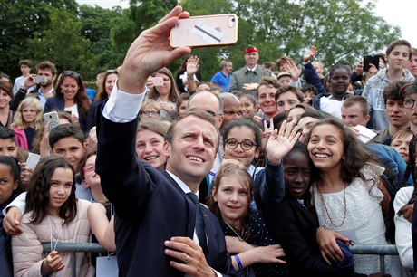 Francouzský prezident Emmanuel Macron během oficiální slavnosti.