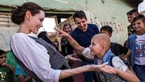 „Žijí v bídě. Nemají léky pro své děti a mnozí nemají tekoucí vodu či základní služby,“ popsala Angelina Jolie život lidí v iráckém Mosulu.