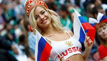 Tato ruská fanynka na zahájení šampionátu se stala hitem internetu