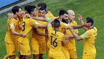 Australané se radují z vyrovnávacího gólu v utkání s Francií, který vstřelil...