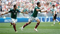 Mexičan Hirving Lozano (vpravo) slaví úvodní gól zápasu s Německem.