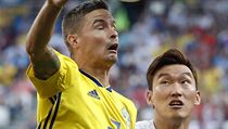 Mikael Lustig hlavikuje m ped Jang Hyun-sooem