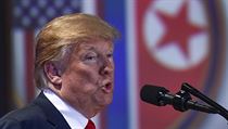 „Ve správný čas Kim Čong-una pozvu do Washingtonu,“ řekl Trump novinářům.
