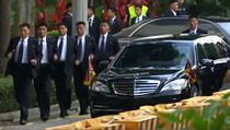 Bodyguardi Kim Čong-una kolem limuzíny.