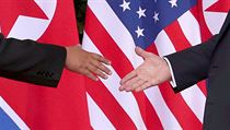 Prezident Trump a vdce Kim si podvaj ruku.