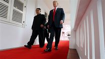 Kim a Donald kráčí na jednání.