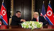 Kim a Trump během podepisování společného prohlášení.