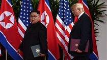Prezident Donald Trump a Kim Čong-un nesou desky s podepsanými prohlášeními.