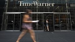 Žena před sídlem společnosti Time Warner poblíž Columbus Circle na Manhattanu.