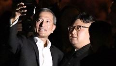 Singapurský ministr zahranií Vivian Balakrishnan si dlá selfie se...