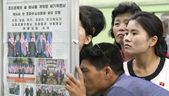 Severokorejci tou noviny, které referují o setkání Kima a Trumpa.
