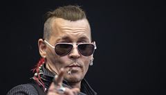 Americký herec Johnny Depp jako pedskokan Ozzyho Osbournea v praských...