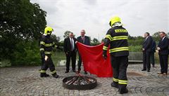 Zeman připravil happening, kde za asistence hasičů nechal spálit červené... | na serveru Lidovky.cz | aktuální zprávy