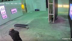 VIDEO: Popadnout a rychle pry. Policie zveejnila kurizn zbry loupee Banksyho obrazu