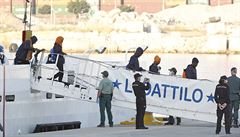 Migranti vystupují z lodi Aquarius v pístavu ve Valencii.
