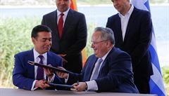 Minist�i zahrani�í �ecka a Makedonie podepsali dohodu o zm�n� názvu státu na...