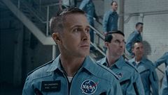 Ryan Gosling v popředí jako astronaut Neil Armstrong. Snímek První člověk... | na serveru Lidovky.cz | aktuální zprávy