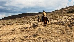 Projíka divoinou americké Montany. Seriál Yellowstone (2018) Reie: Taylor...